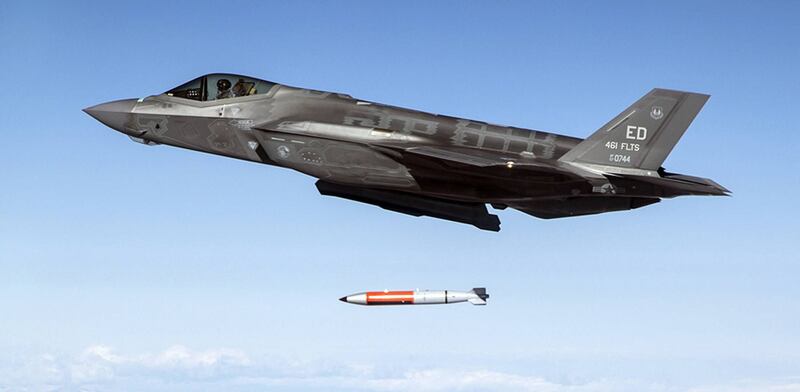 미군 F-35 전투기가 전술핵폭탄 B61 투하 훈련을 진행하고 있는 모습.
