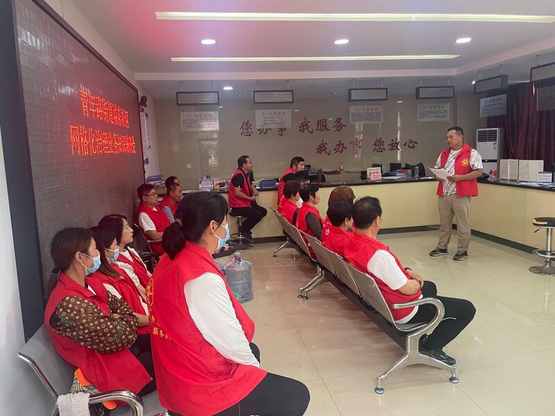 河南郑州市青年路街道城东社区召开网格员培训会议。本周日20点49分，有关微博百万粉丝用户前台实名的消息登上热搜第一。（网络截图/古亭提供）